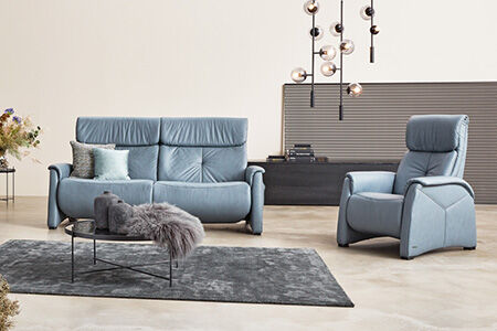 Sofa mit hohem Rücken und Abstelltisch lädt zum Entspannen ein