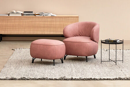 Fauteuil club avec dossier enveloppant, au caractère bien trempé.