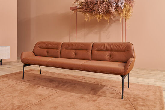 S'asseoir sur le banc confortable